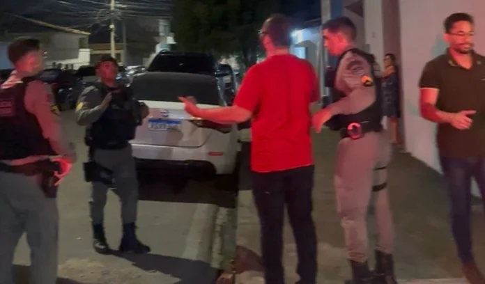 Advogado é preso após intimidação com arma de fogo em bar