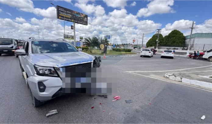 Batida entre caminhonete e Polo causa estragos na AL-110; veja imagem