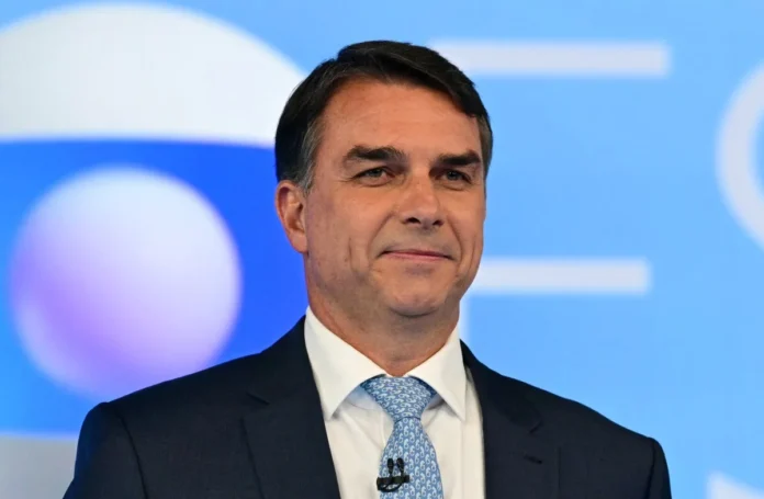 “Chegou em segurança aos EUA”: Advogado confirma chegada de Flávio Bolsonaro aos Estados Unidos