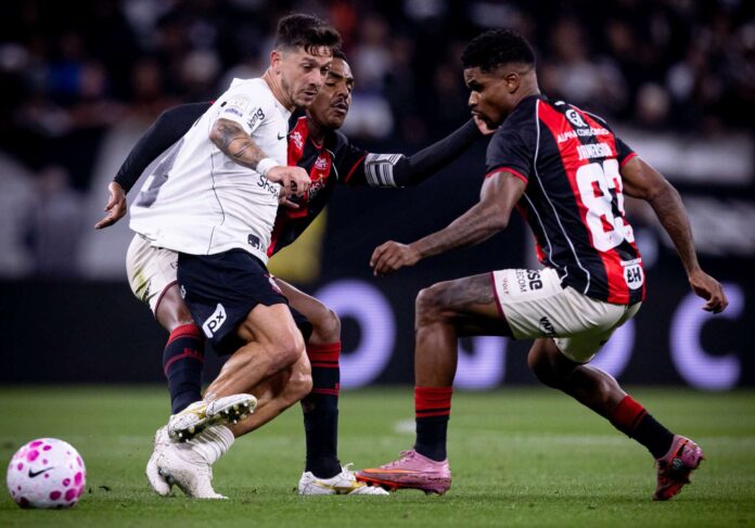 Corinthians empata com Vitória e evita nona derrota seguida