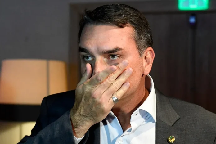 Deputados do PT pedem a prisão de Flávio e alerta vermelho da Interpol