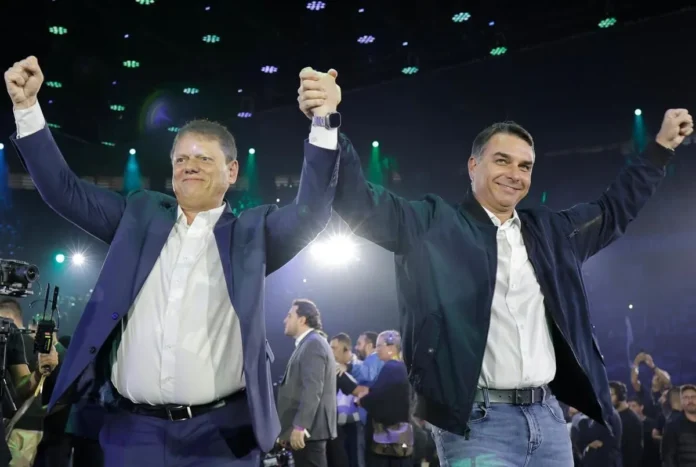 Fuga de Flávio Bolsonaro abre disputa por liderança da direita no Brasil