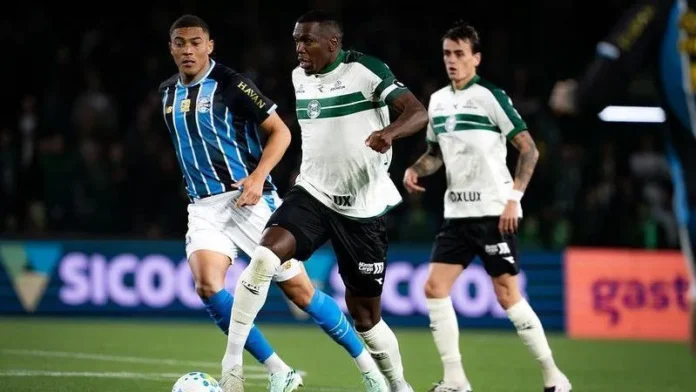 Grêmio faz no fim, derrota o Coritiba e ganha ânimo