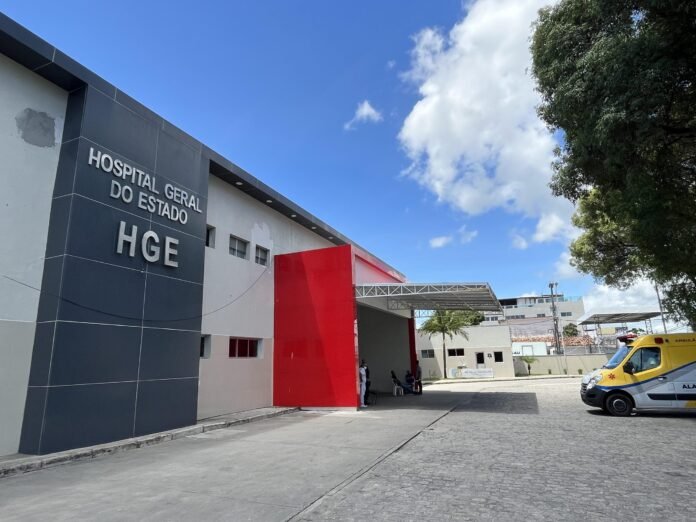 Homem é baleado com quatro tiros por suspeitos encapuzados