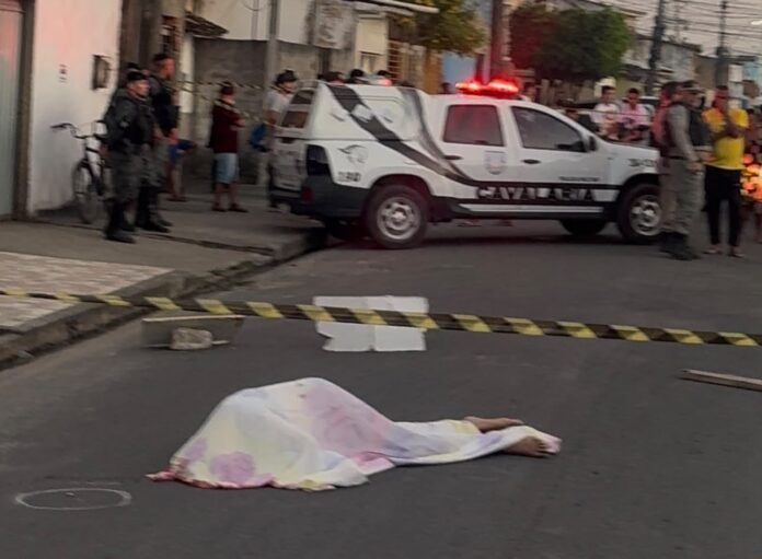 Homem é morto a tiros enquanto aguardava ser atendido em barbearia