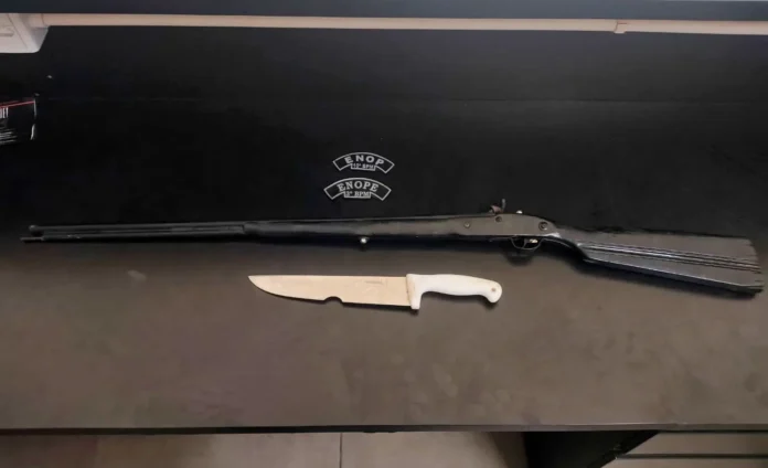 Homem é preso com espingarda e faca após ameaças de morte no interior