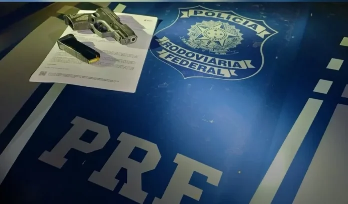 Homem procurado por homicídio é preso com pistola