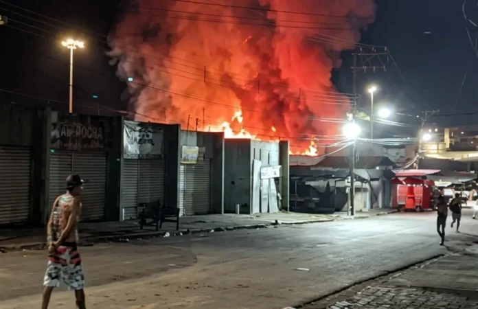 Incêndio de grandes proporções provoca destruição de Mercado Público