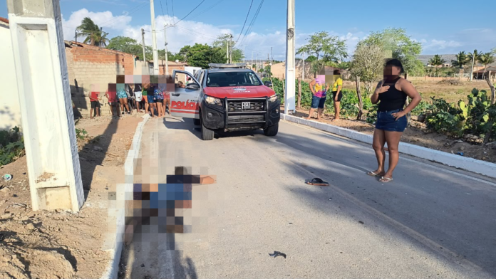 Jovem de 22 anos morre após colidir moto contra poste