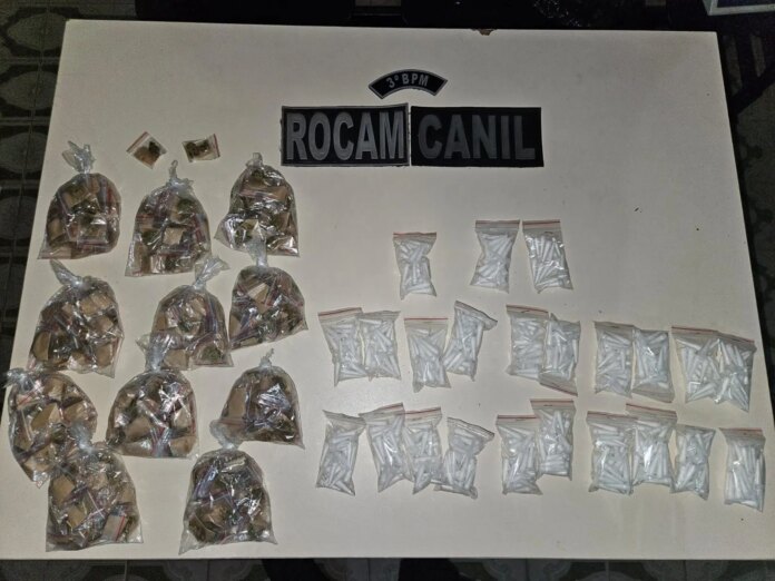 Jovem é preso após ser flagrados com quase 600 pinos de cocaína