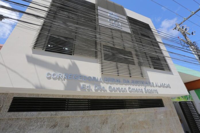Mala com livros, propaganda ilegal e atos fora da jurisdição: Titular de cartório em Piranhas é suspenso por 90 dias