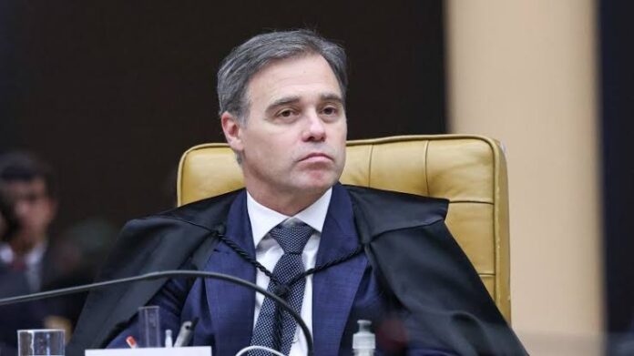 Mendonça diz que Lula e Flávio podem abrir sigilos sem aval do TSE