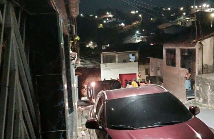 Motorista foge, capota carro e abandona 250 gramas de maconha