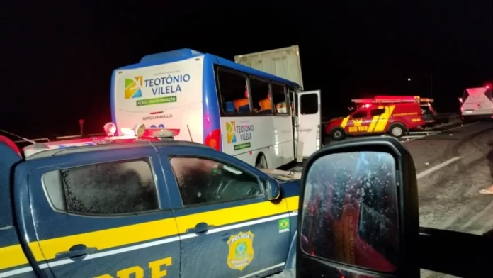 Motorista morre e universitários ficam feridos após ônibus colidir contra caminhão na BR 101