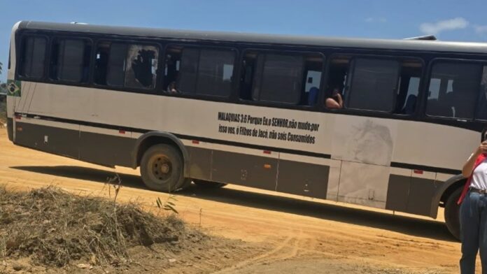 Ônibus contratado por secretário municipal é flagrado sem cadastro eleitoral em Paripueira