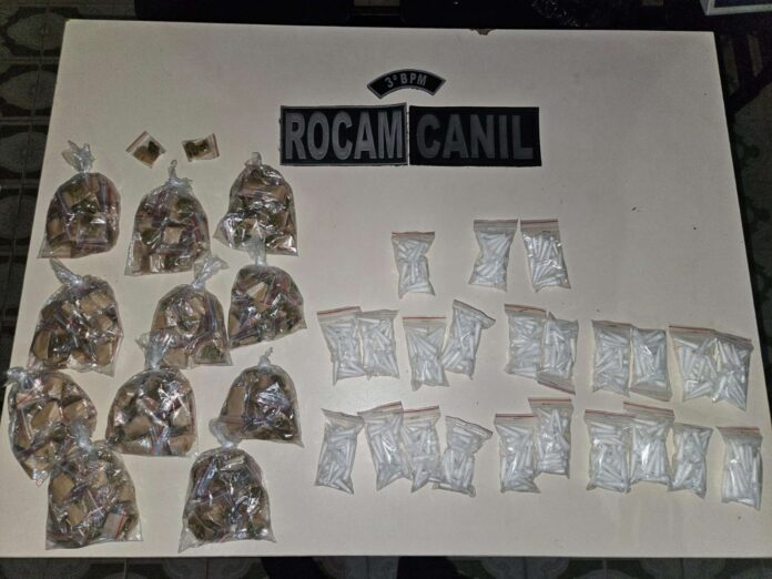 Polícia Militar apreende drogas e recupera moto no interior