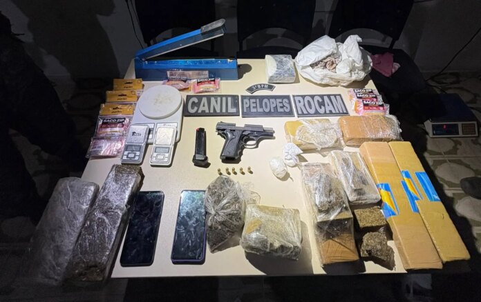 Polícia encontra mais de 7 kg de drogas escondidos entre paredes de barraco