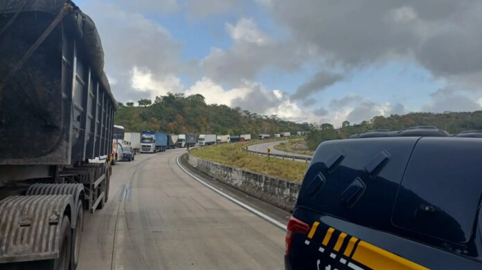 Tombamento de veículo interdita trecho da BR 101
