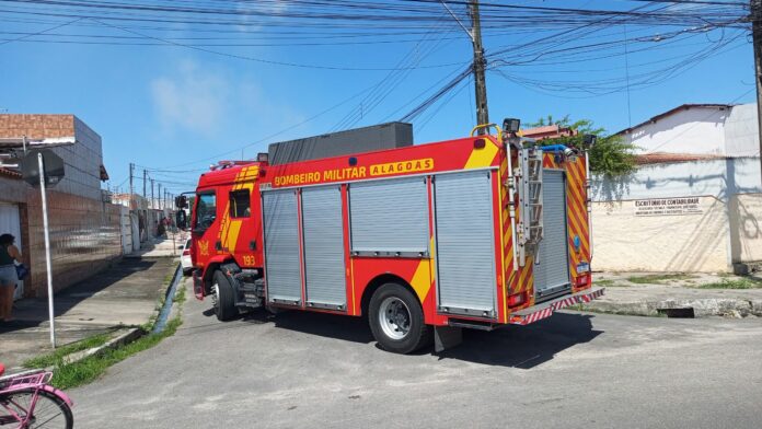 Incêndio em residência mobiliza Bombeiros em Carneiros